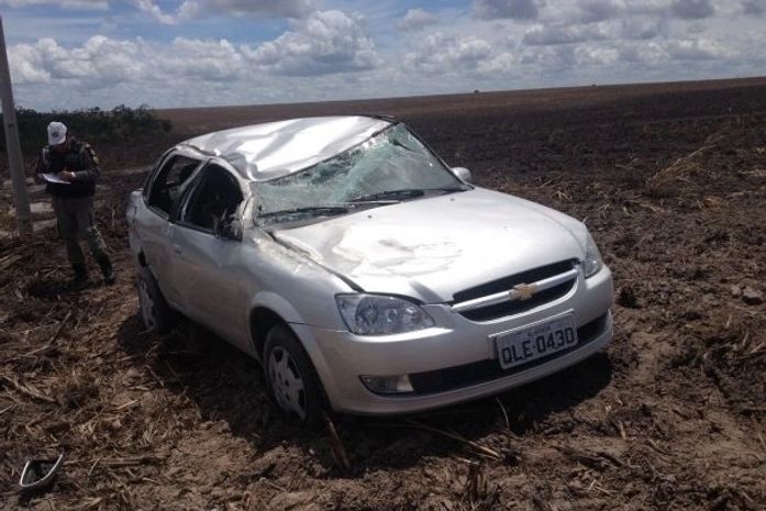Carro capota na AL 110