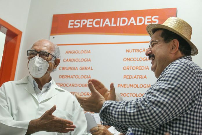 Prefeito Gilberto Gonçalves acompanha atendimento na policlínica em Rio Largo