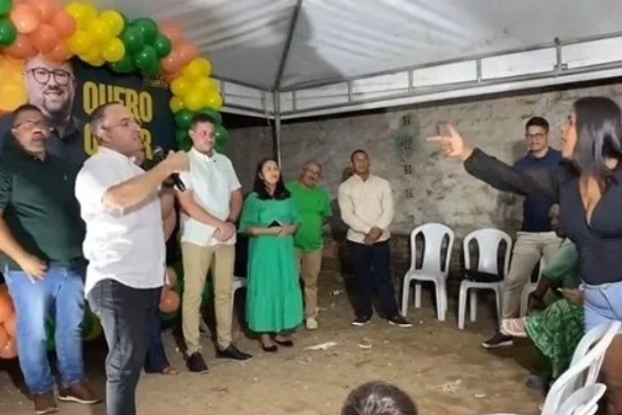 Evento político é interrompido por mulher acusando ex-prefeito da morte do pai, em Roteiro
