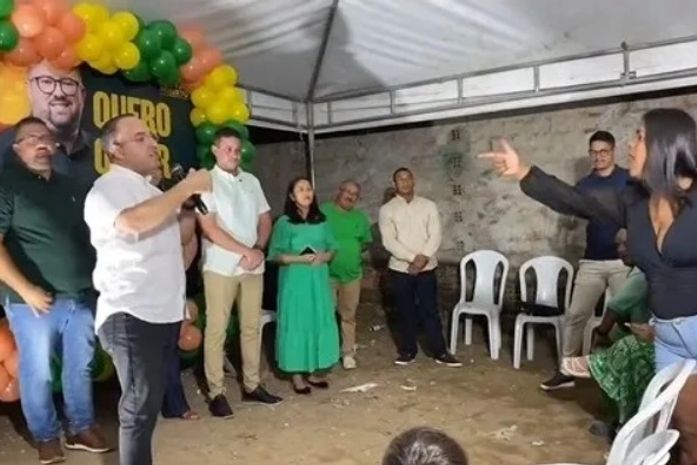 Evento político é interrompido por mulher acusando ex-prefeito da morte do pai, em Roteiro