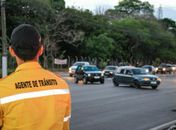 Agentes auxiliam na interdição do trânsito