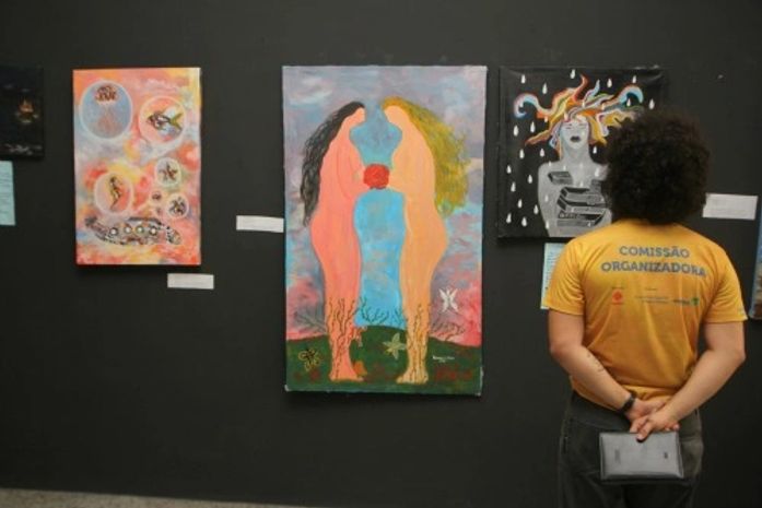 Olhando além: pintora surrealista faz exposição em Arapiraca