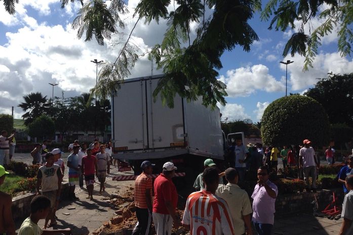 Caminhão perdeu freio e destruiu mureta em praça