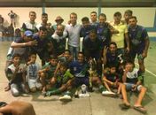 Vinícius Lima (centro da foto) com a garotada campeã do Futsal local