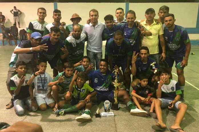 Vinícius Lima (centro da foto) com a garotada campeã do Futsal local