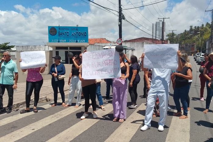 Enfermeiros de dois hospitais de Maceió entram em greve por salários atrasados e más condições