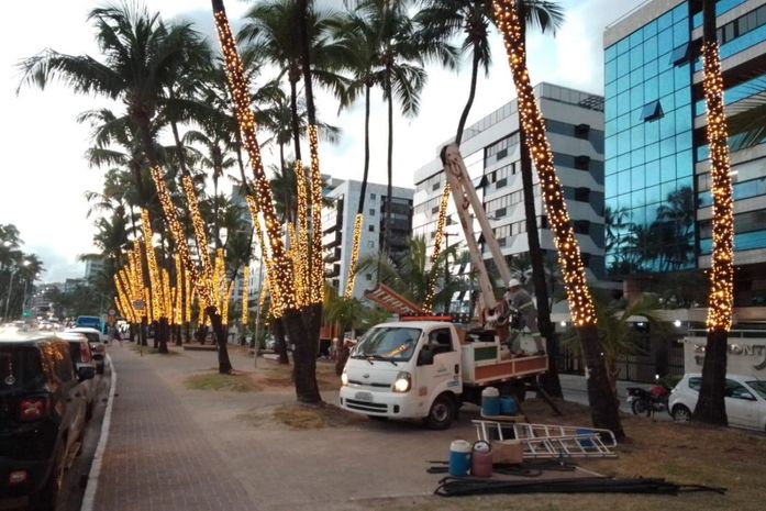 Prefeitura de Maceió instala iluminação de fim de ano em vários bairros da capital