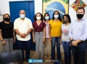 Prefeito Pezão (camisa amarela) entre sua equipe da Educação anunciando um fato inédito 