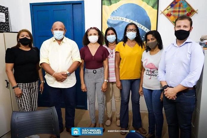 Prefeito Pezão (camisa amarela) entre sua equipe da Educação anunciando um fato inédito