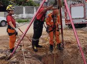 Cachorro cai dentro de fossa no Pinheiro e bombeiros realizam resgate