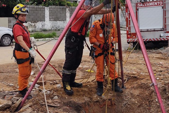 Cachorro cai dentro de fossa no Pinheiro e bombeiros realizam resgate