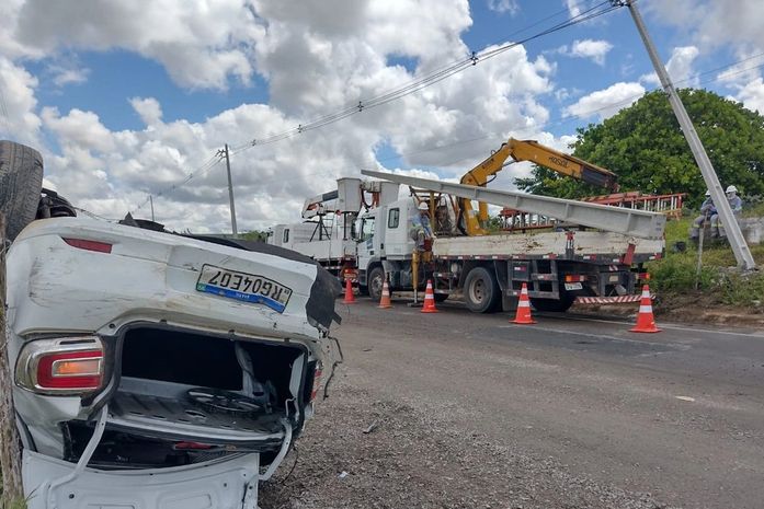 Motorista fica ferido após colidir em poste e capotar veículo na AL-115