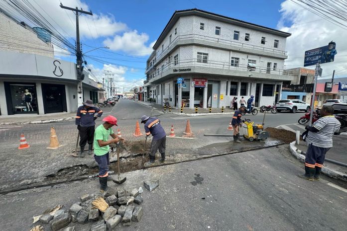 Construção de canaletas vai melhorar condições de trafegabilidade e mobilidade urbana em Arapiraca