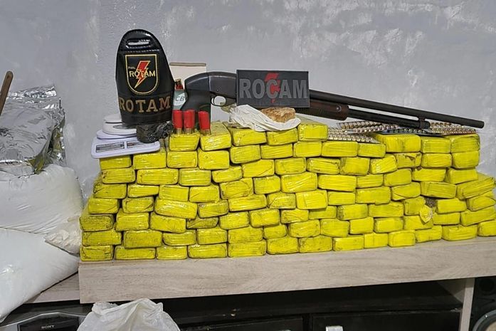 Polícia apreende quase 100kg de drogas dentro de apartamento após denúncia de morador sobre ponto de venda