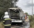 Ônibus escolar é tomado pelas chamas e fica totalmente destruído após incêndio