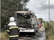 Ônibus escolar é tomado pelas chamas e fica totalmente destruído após incêndio
