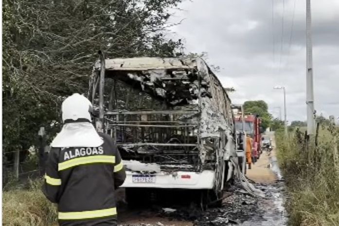 Ônibus escolar é tomado pelas chamas e fica totalmente destruído após incêndio