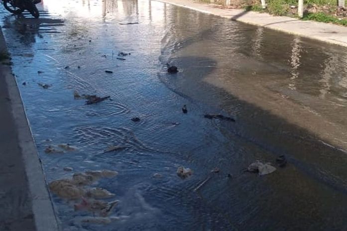 Moradores e comerciantes da Barra Nova registram alagamentos devido a invasão da maré; veja vídeos