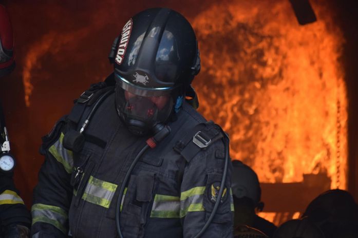 Bombeiros controlam incêndios em imóveis na parte alta de Maceió