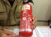 Extintor do tipo ABC começou a equipar carros em 2005 (Foto: Karla Cabral/G1)