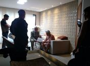 Policiais no apartamento 
