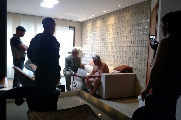 Policiais no apartamento