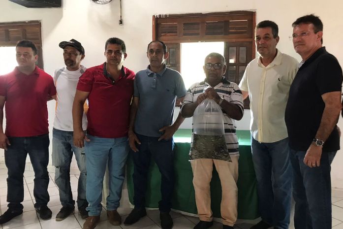 Prefeitura de Branquinha incentiva piscicultura com entrega de alevinos a pequenos produtores