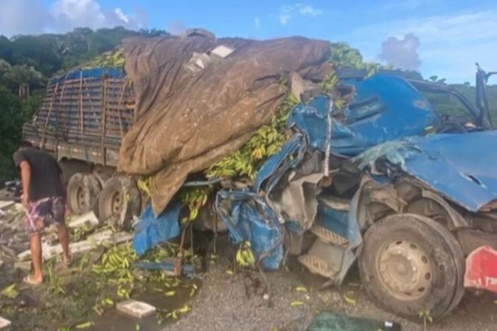 Vídeo: caminhão tomba após colisão e deixa trânsito lento na BR-316, em Pilar

