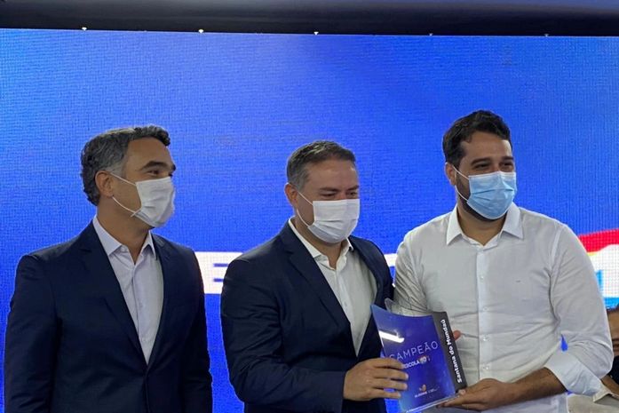 Escola 10: Prefeito de Santana do Mundaú recebe prêmio em alusão aos índices educacionais