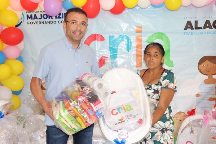 Prefeitura de Major Izidoro entrega kits de enxovais as mães izidorenses
