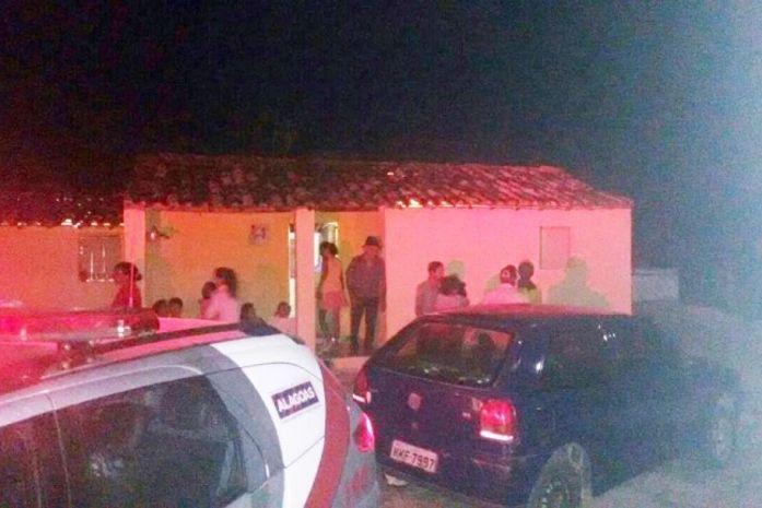 Homem é assassinado a tiros na varanda de casa