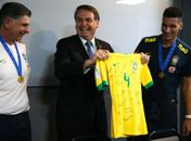 Bolsonaro almoça com seleção do Brasil sub-17, tetracampeã de futebol