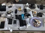 Objetos foram encontrados após revista policial de rotina.