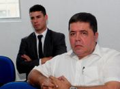 Procurador Geral do município, Michel Galvão (em pé) e Adriano Barros na busca de  solução