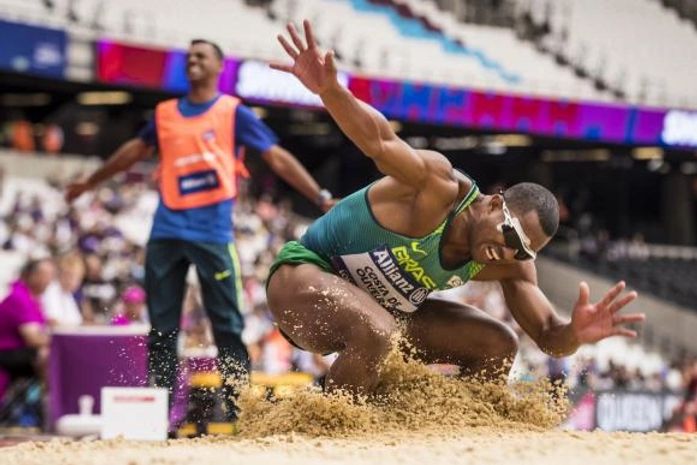No Mundial de Atletismo Paralímpico, o brasileiro Ricardo Costa ganhou hoje medalha de bronze no salto em distância.