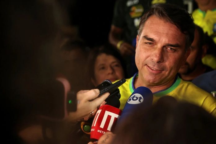Além de golpista, mau perdedor: Flávio Bolsonaro não reconhece a derrota