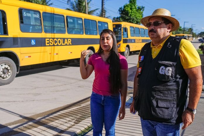 Gilberto e Gabriela Gonçalves vistoriam novos ônibus para reforçar o transporte escolar do município