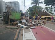 Agentes do Ronda no Bairro prestam primeiros socorros a motorista após tombamento de caminhão em Ponta Verde