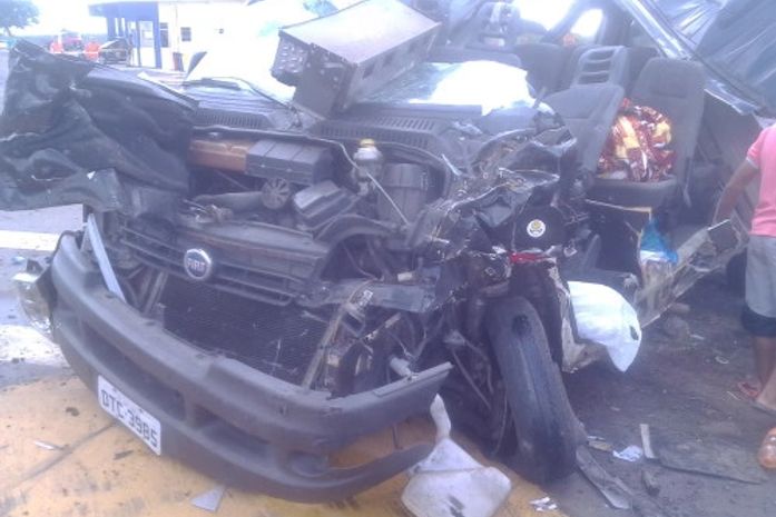Van ficou destruída em acidente