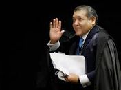 Presidente do TSE, Kassio Nunes Marques censura pesquisa, a pedido de Flávio