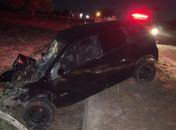 Veículos colidiram frontalmente e condutor de carro de passeio ficou ferido.