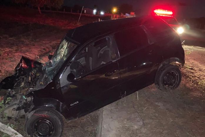 Veículos colidiram frontalmente e condutor de carro de passeio ficou ferido.