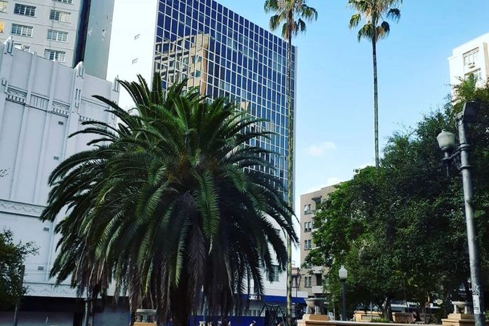 O sol de Porto Alegre é como um beijo de Deus- disse o homem.