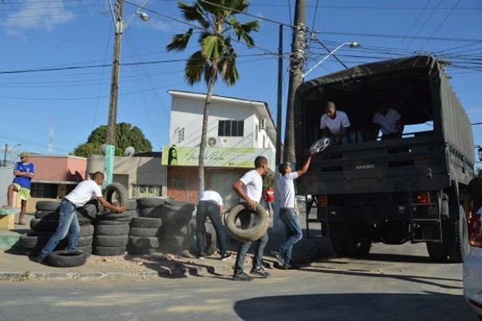 Força-tarefa foi montada para recolher pneus das ruas em oito municípios da região metropolitana de Maceió, na manhã deste sábado