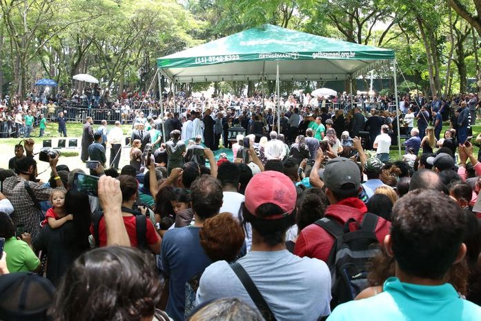 Corpo do apresentador Gugu é enterrado em São Paulo