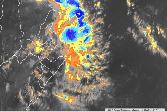 Previsão do tempo alerta para pancadas de chuvas moderadas e incidência de raios para esta quinta-feira