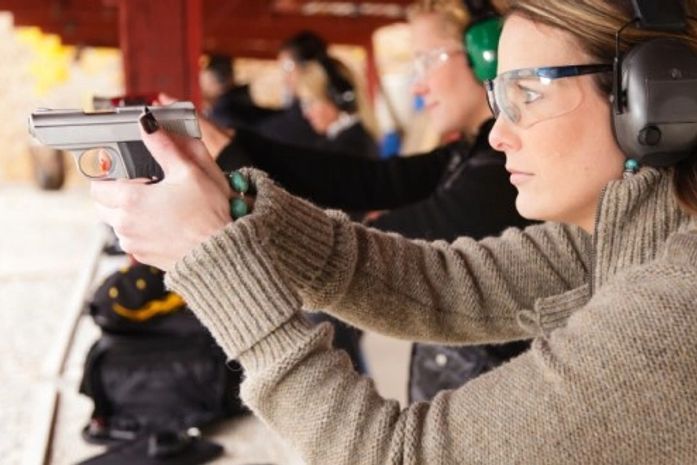 Folha de São Paulo: armas, mulheres, empoderamento e o complexo de vira-lata