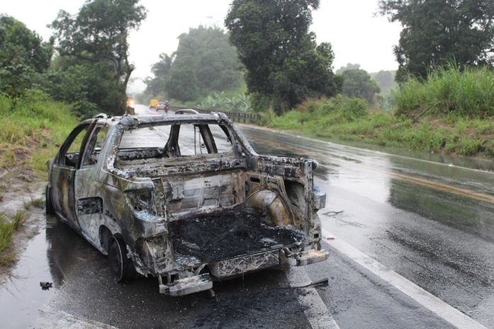 Carro foi abandonado na pista para atrapalhar policiais