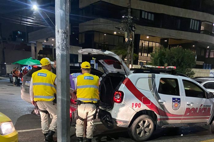 Homem é detido após agredir artista de rua na Orla de Pajuçara