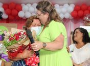 Prefeita Eronita Sposito entrega presentes em evento no dia das mães em Porto Calvo